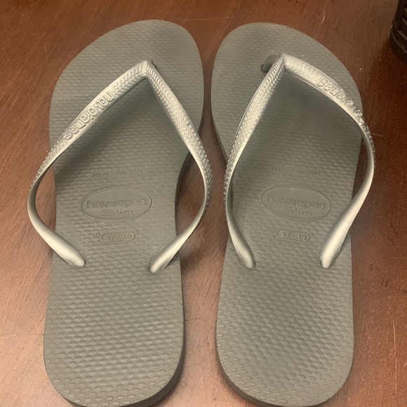 • Havaianas Grey Flip Flops • - Picture 3 of 6